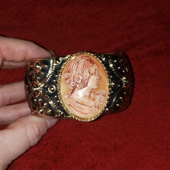 AMEDEO CAMEO HINGED BRACELET - Picture 1 of 7